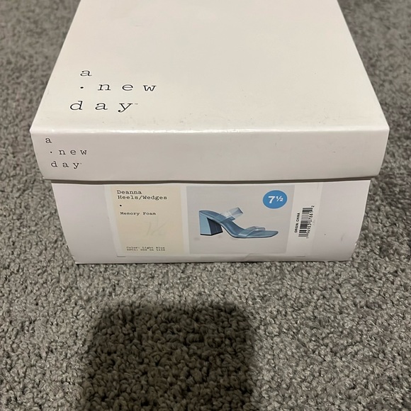 NWT Daisy Fuentes Pastel Blue Deanna Heels  SZ 7.5 - Picture 2 of 8